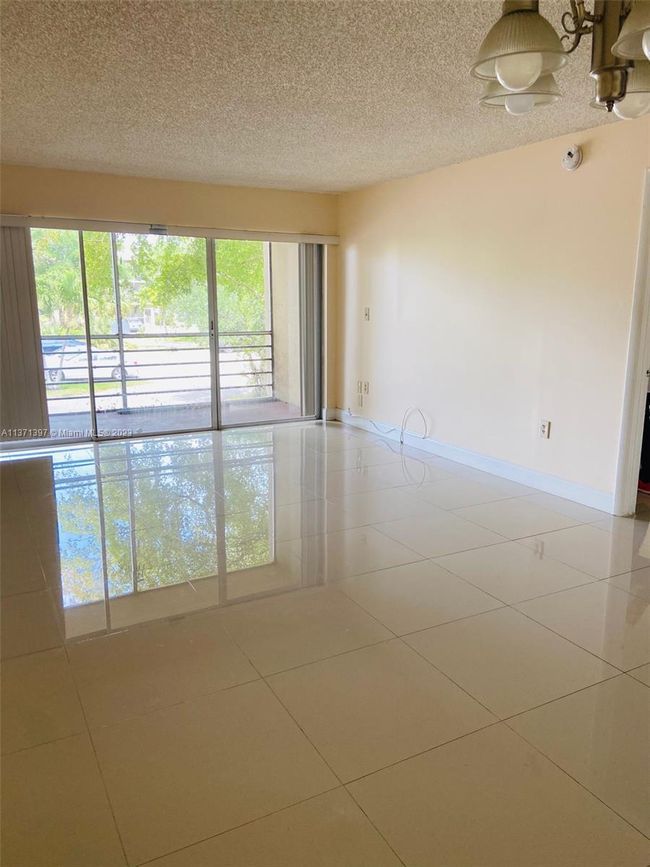 APT-210 - 4205 N University Dr, Condo with 1 bedrooms, 2 bathrooms and null parking in Sunrise FL | Image 4