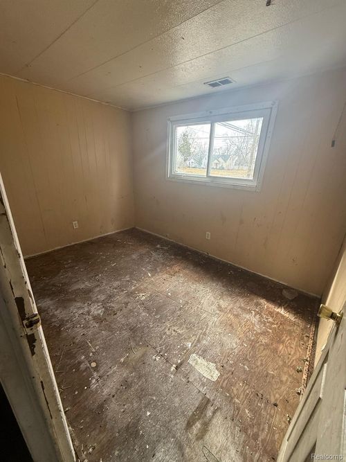 19301 Eureka St, Detroit, MI, 48234-2135 | Card Image