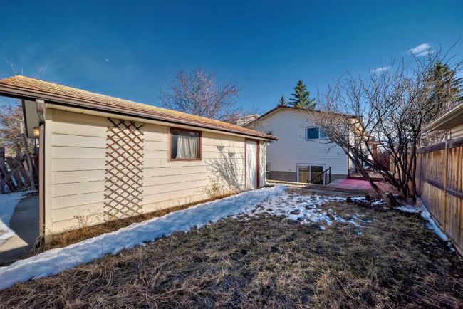 3224 108 Avenue Sw, Home with 3 bedrooms, 3 bathrooms and 2 parking in Calgary AB | Image 47