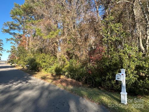 318 Ne 55th St, Oak Island, NC, 28465-4913 | Card Image