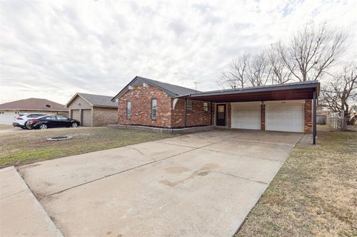 909 Highlander Drive, Moore, OK, 73160 | Card Image