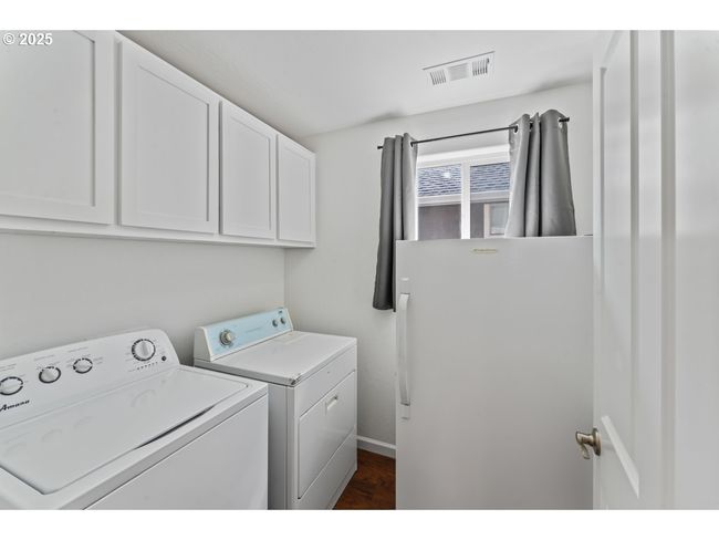 1019 Azure Way, House other with 3 bedrooms, 2 bathrooms and 2 parking in Eagle Point OR | Image 27