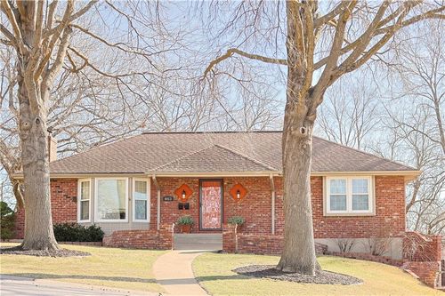 6913 Englewood Ave, Raytown, MO, 64133-6121 | Card Image