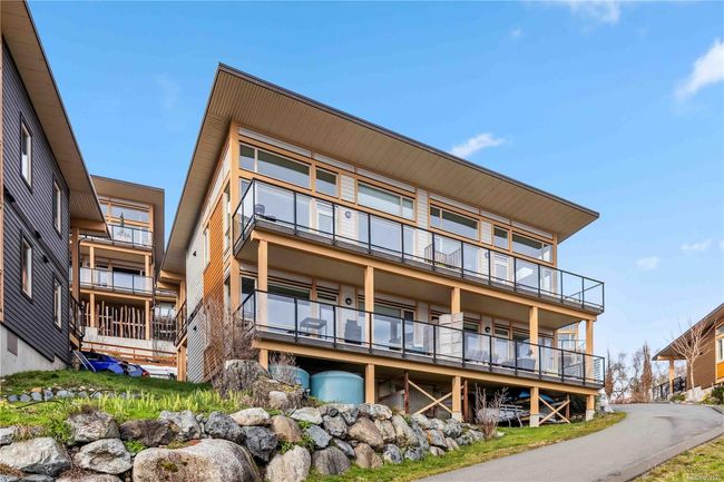 Front view of property featuring a balcony | Image 30