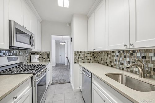 apt-8y-269 Grand Central Pkwy, Floral Park, NY, 11005-1008 | Card Image