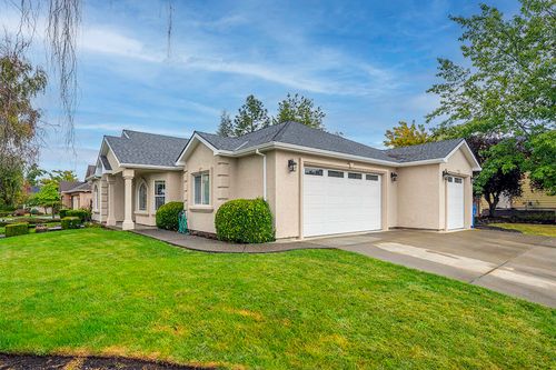 375 Robert Trent Jones Blvd, Eagle Point, OR, 97524-9012 | Card Image