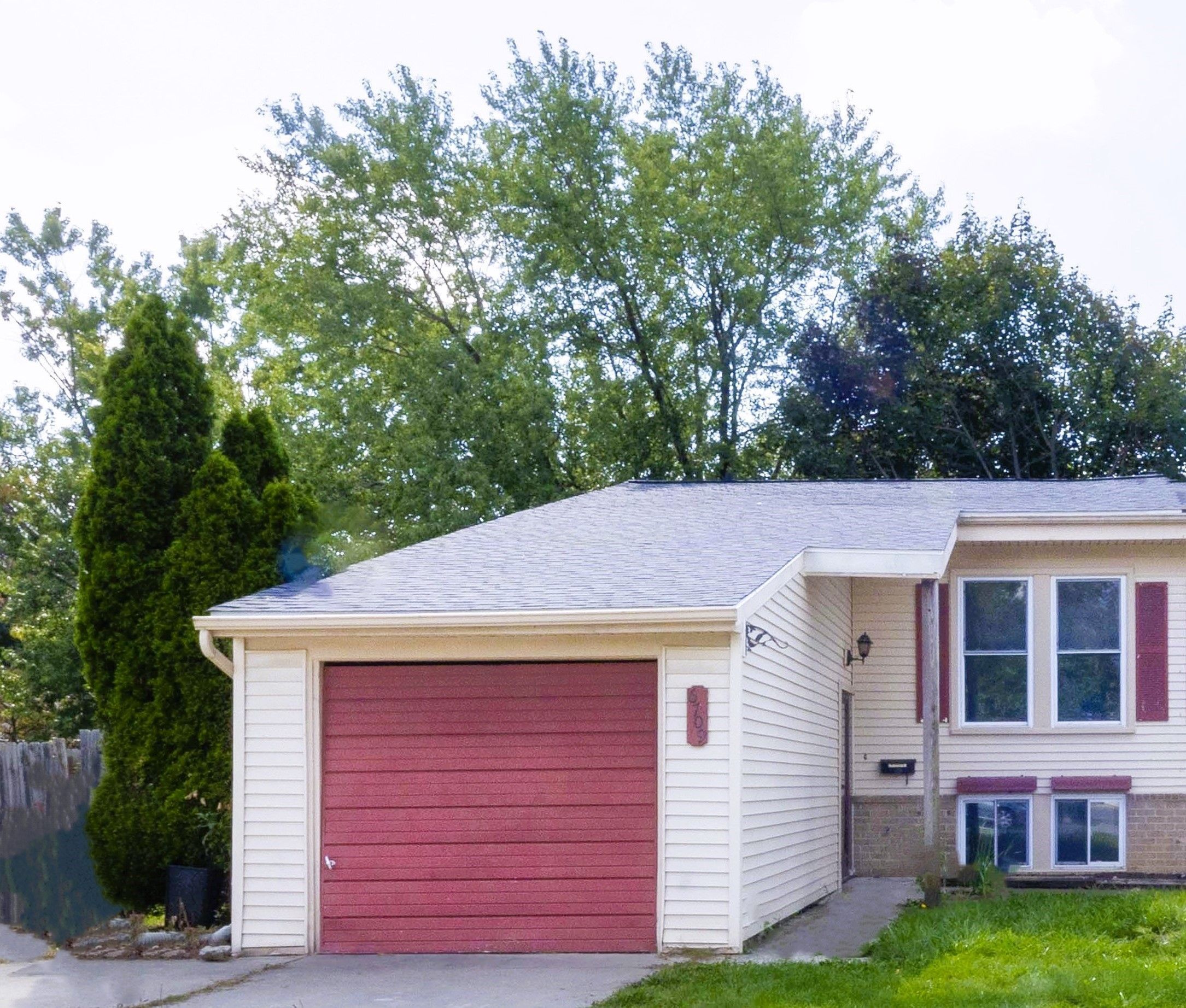 Foxthorn Rd, Canton, MI 48187