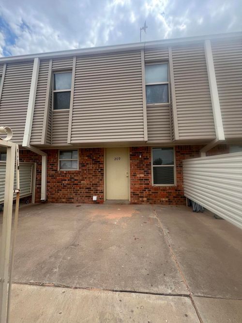 802 Matthew St, Sundown, TX, 79372-9804 | Card Image