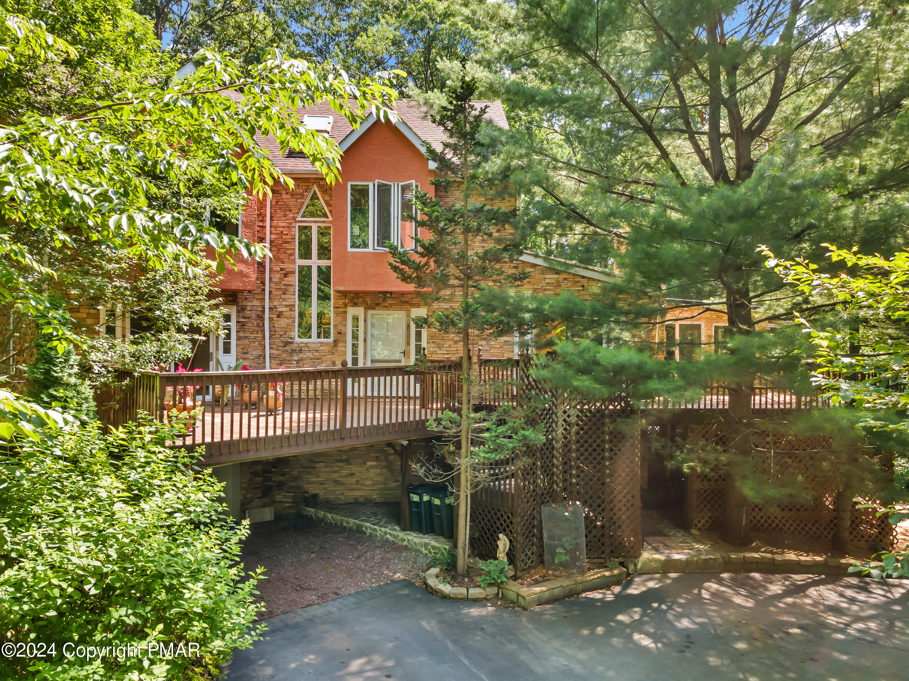 Jungfrau Dr, Henryville, PA 18332