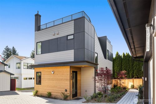 745 17th Ave W, Kirkland, WA, 98033-4820 | Card Image