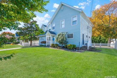 28 Doncaster Avenue, House other with 3 bedrooms, 3 bathrooms and null parking in West Islip NY | Image 2