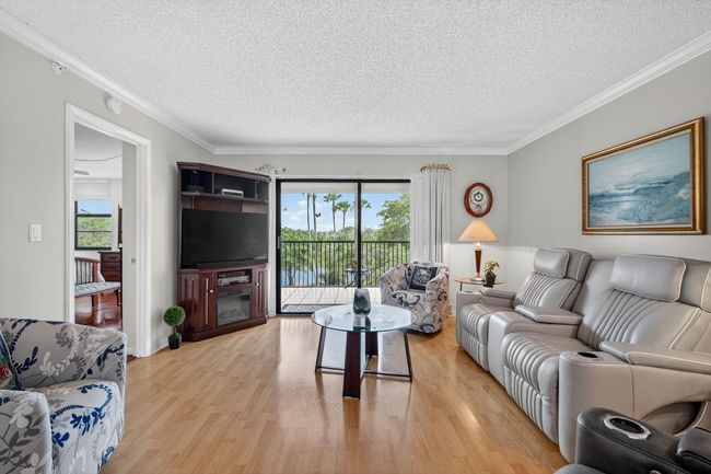 Plenty Of Room in This oversize Great Room | Image 16