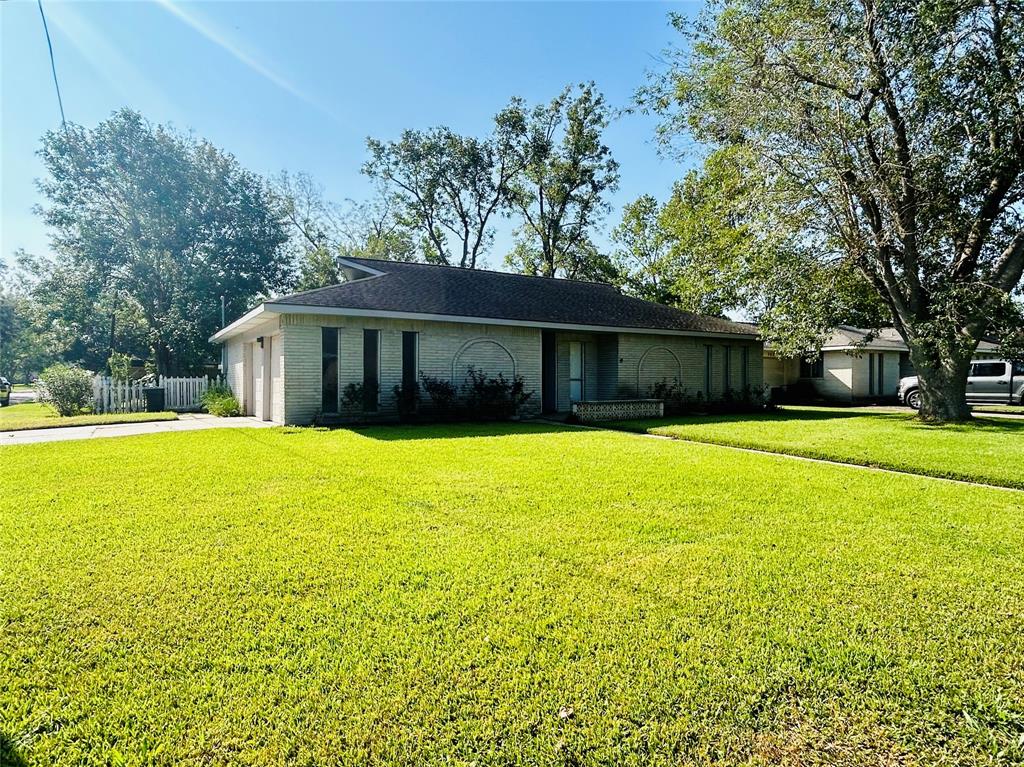 Kingsbury Ln, Friendswood, TX 77546
