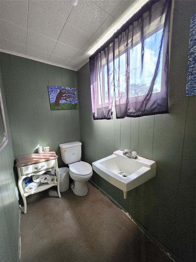 610 E Division St, House other with 3 bedrooms, 2 bathrooms and 3 parking in Edna TX | Image 36