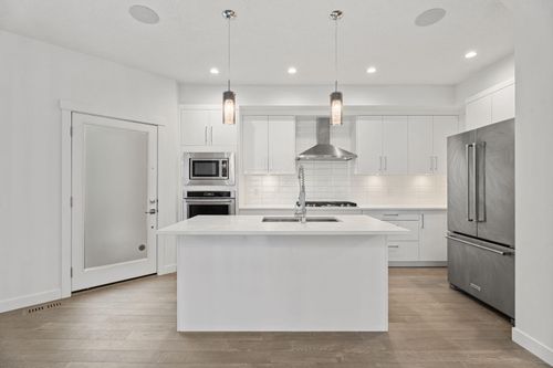 2-136 22 Ave Ne, Calgary, AB, T2E1T3 | Card Image