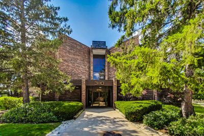 207 - 3110 Pheasant Creek Drive, Condo with 2 bedrooms, 1 bathrooms and 1 parking in Northbrook IL | Image 1