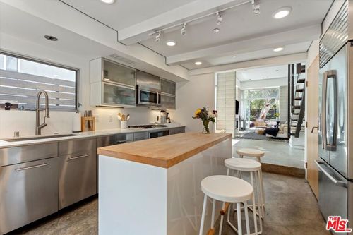 720 Brooks Ave, Venice, CA, 90291-3295 | Card Image