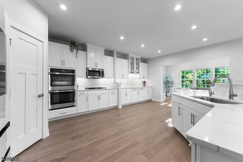 58 Oakwood Blvd, Hampton, NJ, 08827-4153 | Card Image