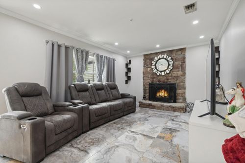 605-605 Lake Ct, Middle Island, NY, 11953-2004 | Card Image