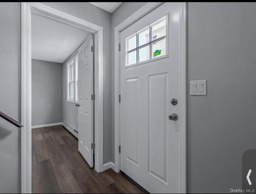 6 E Barclay Street, Oyster Bay, NY, 11801 | Card Image