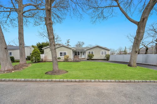 9 Wiggins St, Ronkonkoma, NY, 11779-4113 | Card Image