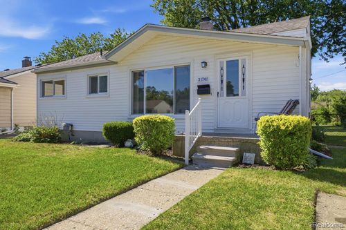 31741 Fairchild St, Westland, MI, 48186-8908 | Card Image