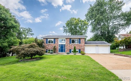 9 Lori Cir, Maryland Heights, MO, 63043-2920 | Card Image