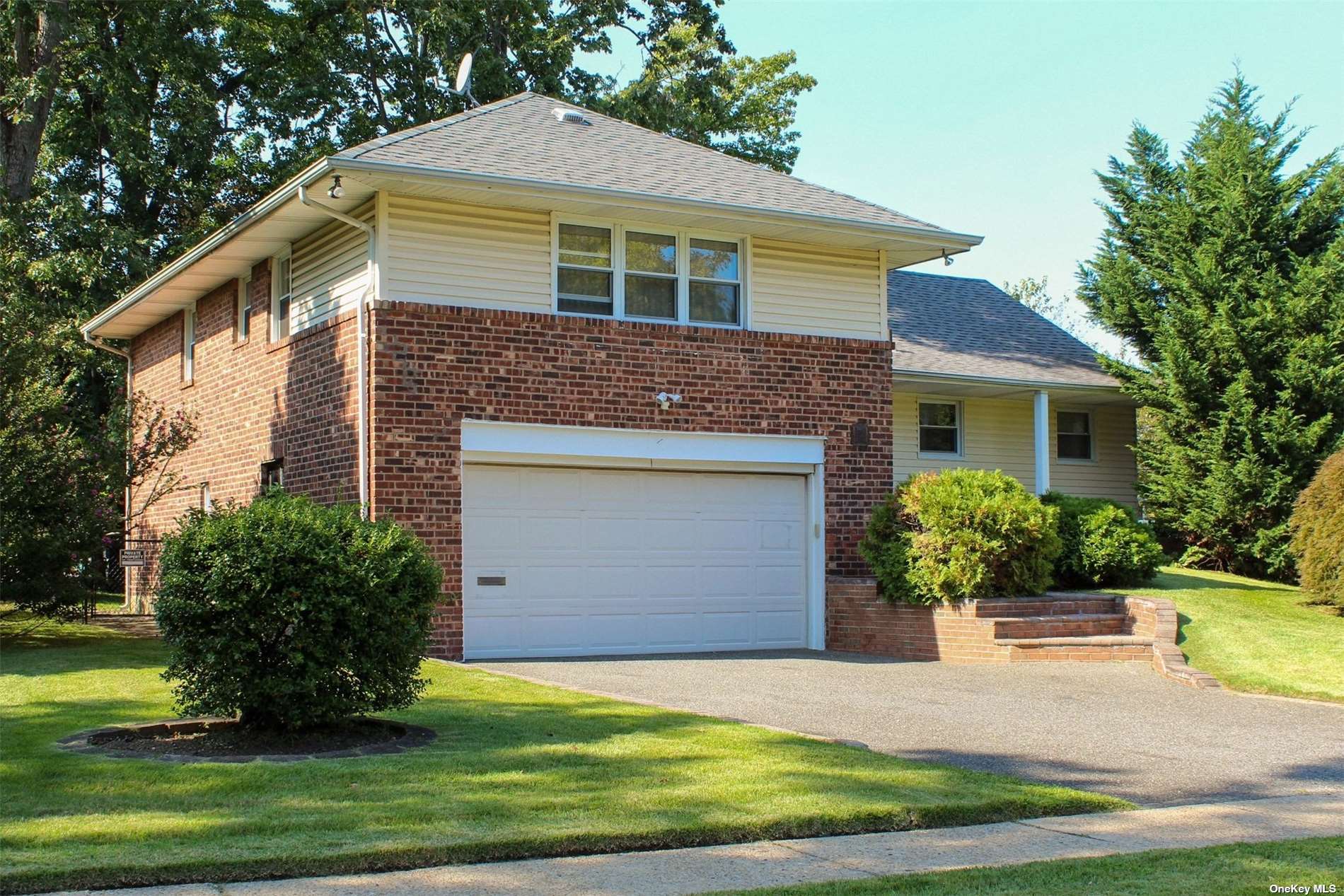 Alicia Dr, Westbury, NY 11590