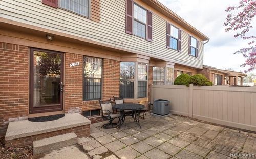 31198 Country Way, Farmington Hills, MI, 48331-1037 | Card Image