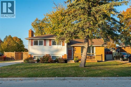 304 Brentwood Cres, Corunna, ON, N0N1G0 | Card Image