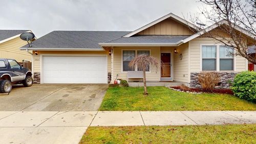 1821 Sw I St, Grants Pass, OR, 97526-5877 | Card Image