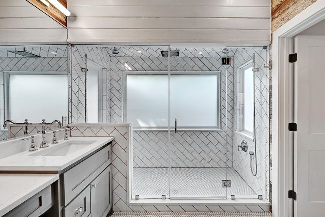 Walk-in Shower with dual heads and center rainshower | Image 18