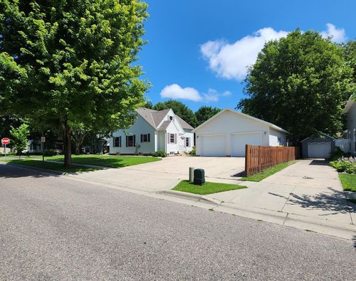 302 Trott Ave Se, Willmar, MN, 56201-4326 | Card Image