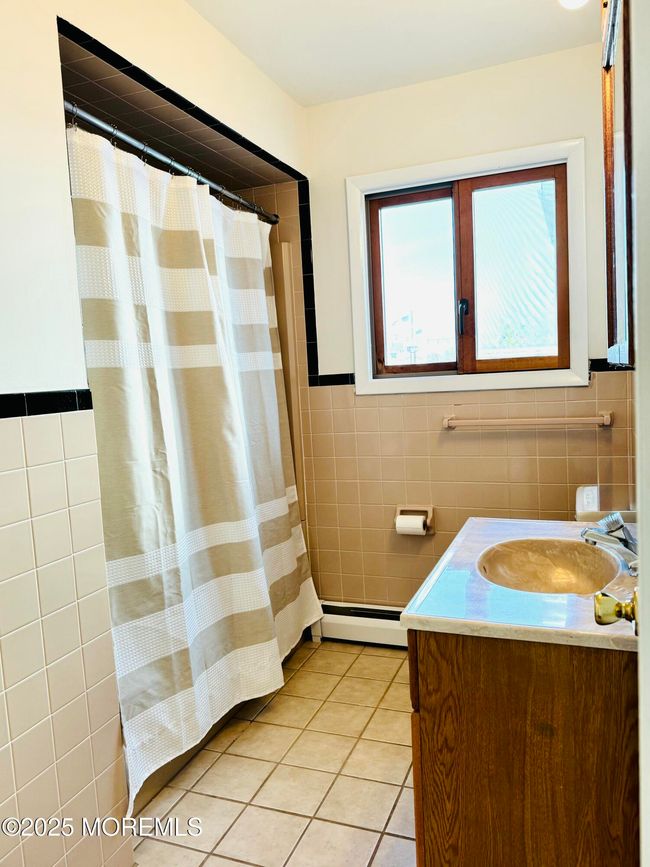 Full bath with tub and shower | Image 9