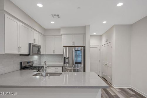 2-105 Red Brick Dr, Simi Valley, CA, 93065-8586 | Card Image