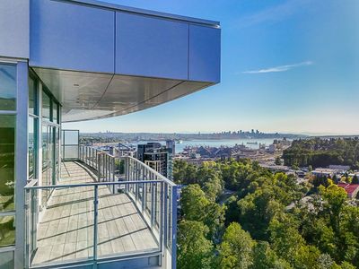 3201 - 1500 Fern St, Condo with 3 bedrooms, 2 bathrooms and 2 parking in North Vancouver BC | Image 2