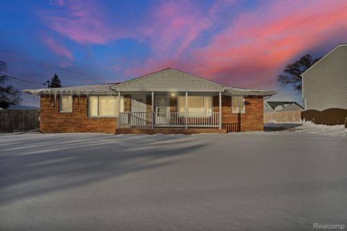 1076 W Kurtz Ave, Flint, MI, 48505-1204 | Card Image