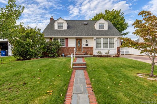 561 Parker Ave, Levittown, NY, 11756-5622 | Card Image