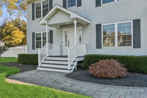 16 Mastro Ct, Calverton, NY, 11933-2318 | Card Image