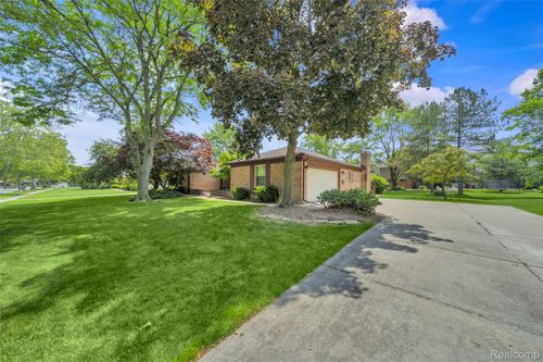 366 Tara Dr, Troy, MI, 48085-3120 | Card Image
