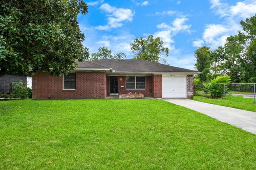 5606 Elmlawn Dr, Houston, TX, 77033-3304 | Card Image