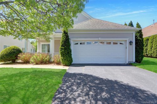 4 Oakhurst Ct, Mount Sinai, NY, 11766-3422 | Card Image