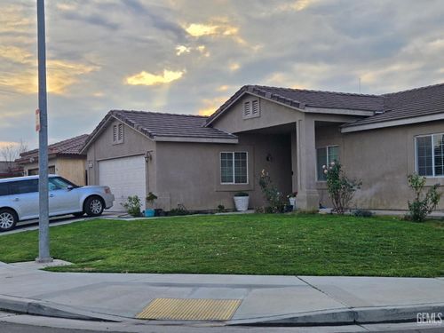 5501 Mar Grande Dr, Bakersfield, CA, 93307-6988 | Card Image