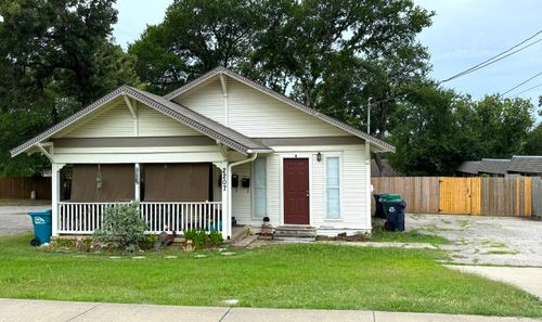 2207 N Elm St, Denton, TX, 76201-1806 | Card Image