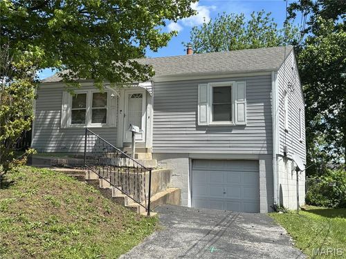 218 N Marguerite Ave, Ferguson, MO, 63135-1851 | Card Image