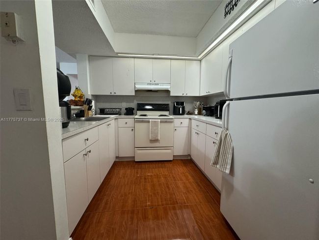 APT-101 - 18890 Nw 57 Th Ave, Condo with 2 bedrooms, 2 bathrooms and null parking in Hialeah FL | Image 6