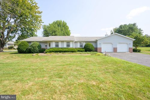 61 Lindsey Dr, CHARLES TOWN, WV, 25414-5023 | Card Image