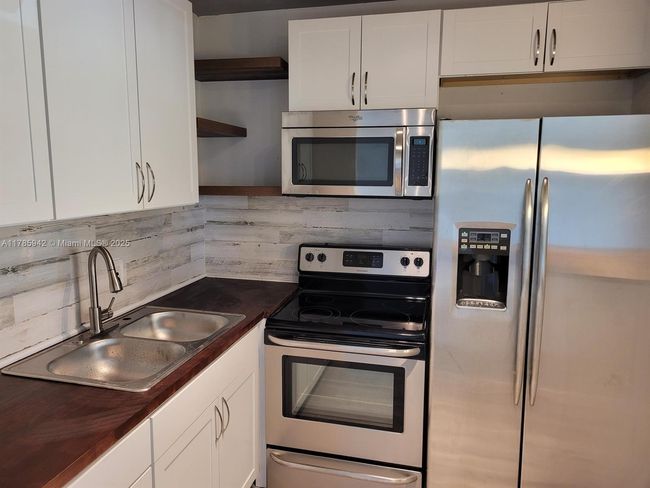 14 - 14 Salisbury A, Condo with 1 bedrooms, 2 bathrooms and null parking in West Palm Beach FL | Image 4