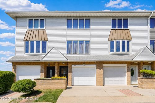 25 Peggy Ln, Staten Island, NY, 10306-6070 | Card Image