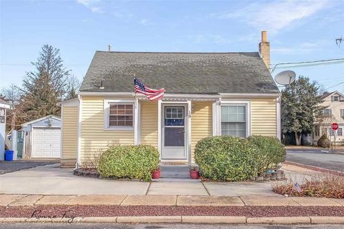 18 Pershing Ave, Cape May Court House, NJ, 08210-2737 | Card Image